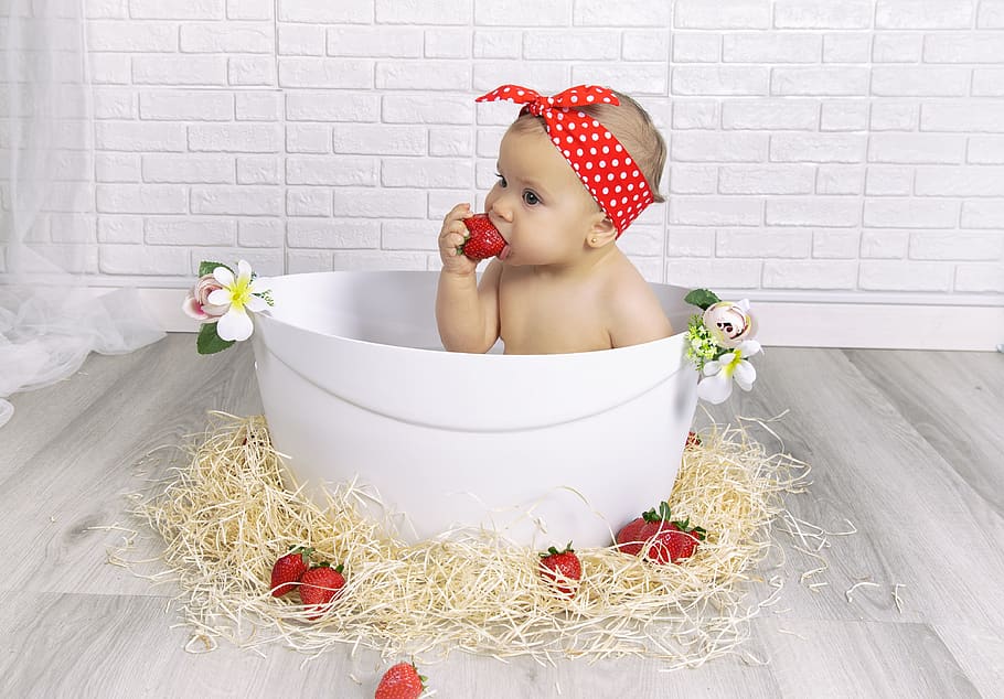 strawberries, girl, bebe, fruit, bathroom, milk, breakfast, bathtub, domestic bathroom, plant