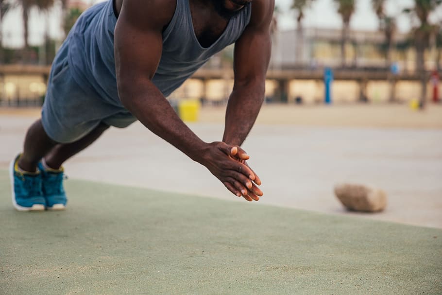 aplausos, ejercicio de flexiones, joven, hombre africano, 25-30 años, adulto, africano, en forma, piso, una persona