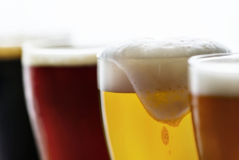 El alcohol, la cerveza, el bar, la bebida, la cervecería, la burbuja, la celebración, de cerca, frío, bebida fría