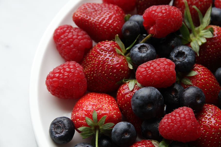 saludable, bayas, cerrar, arándanos, de cerca, frambuesas, fresas, fondo blanco, baya, fruta