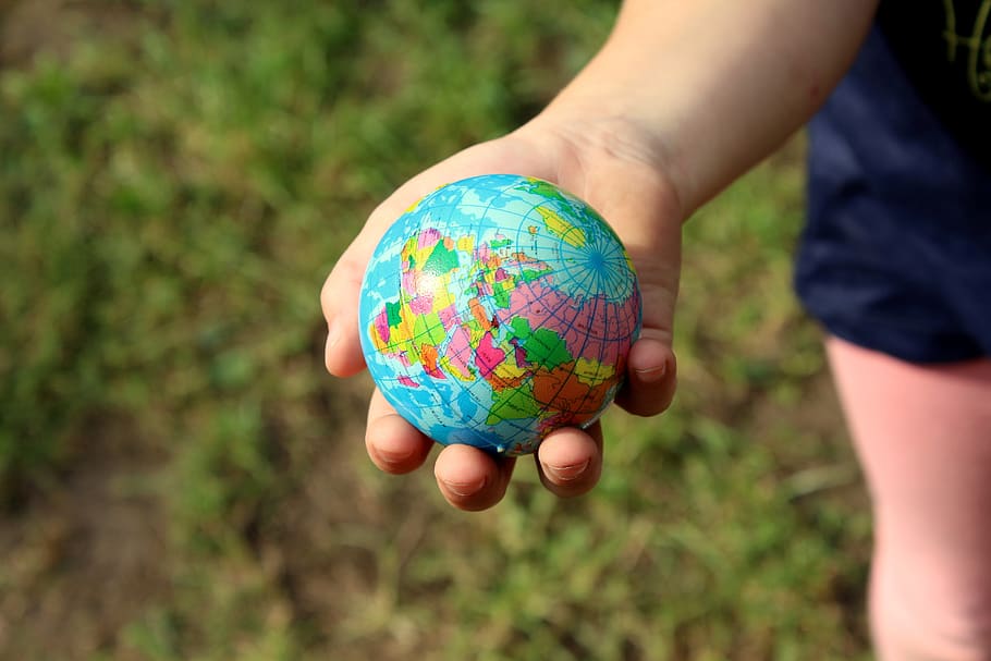 a bola, globus, terra, esfera, planeta, mundo, educação, diversão, mão humana, mão