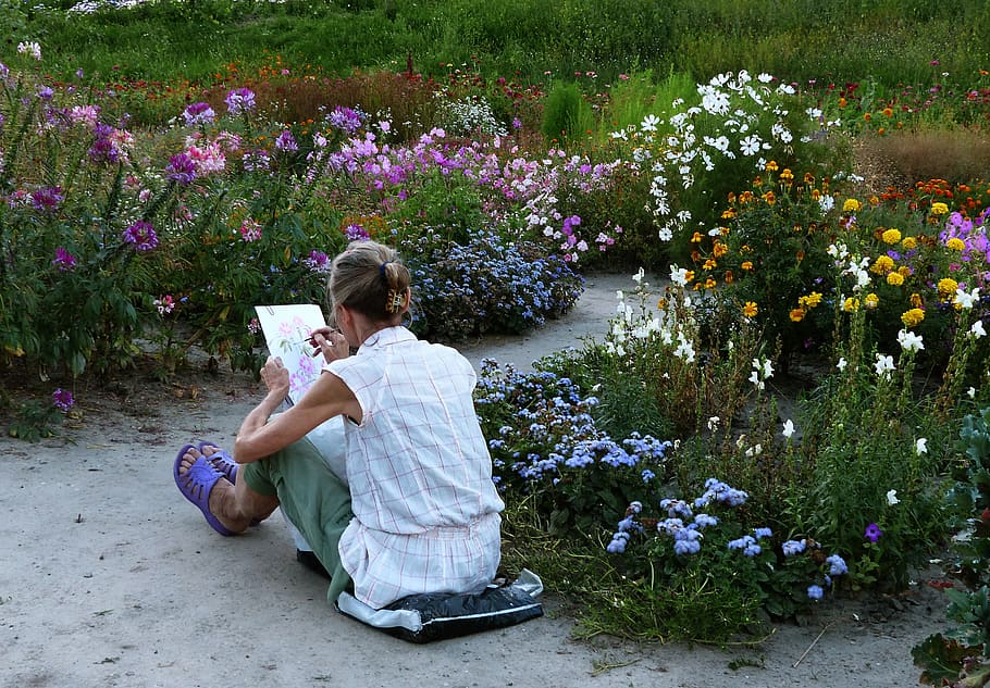 artist, woman, art, to draw, draws, an elderly woman, flowers, beauty, flower, plant