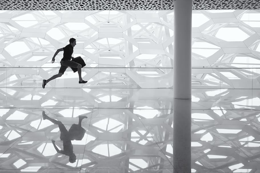 homem correndo, piso de vidro, reflexão, vidro, piso, homem, empresário, preto, urgência, transparente