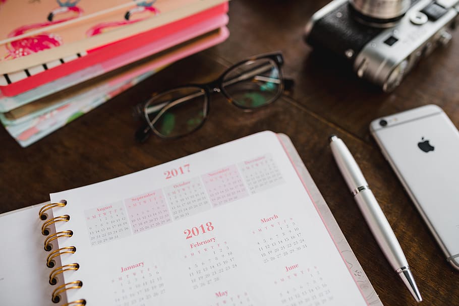 kalender merah muda, kalender, buku catatan, buku harian, catatan, meja, kacamata, kertas, pena, di dalam ruangan