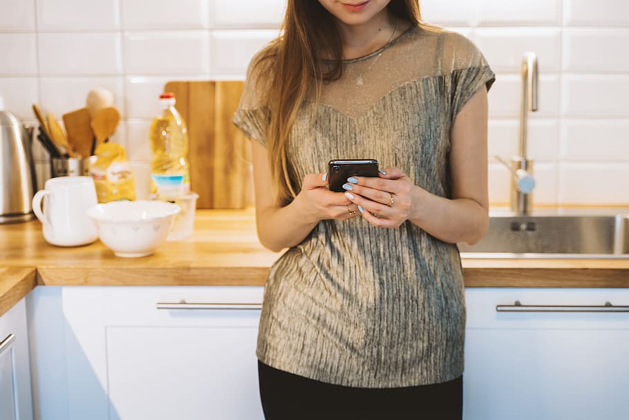 mujer mensajes de texto, inteligente, teléfono, cocina, una persona, en interiores, tecnología, sección media, mujeres, cocina doméstica