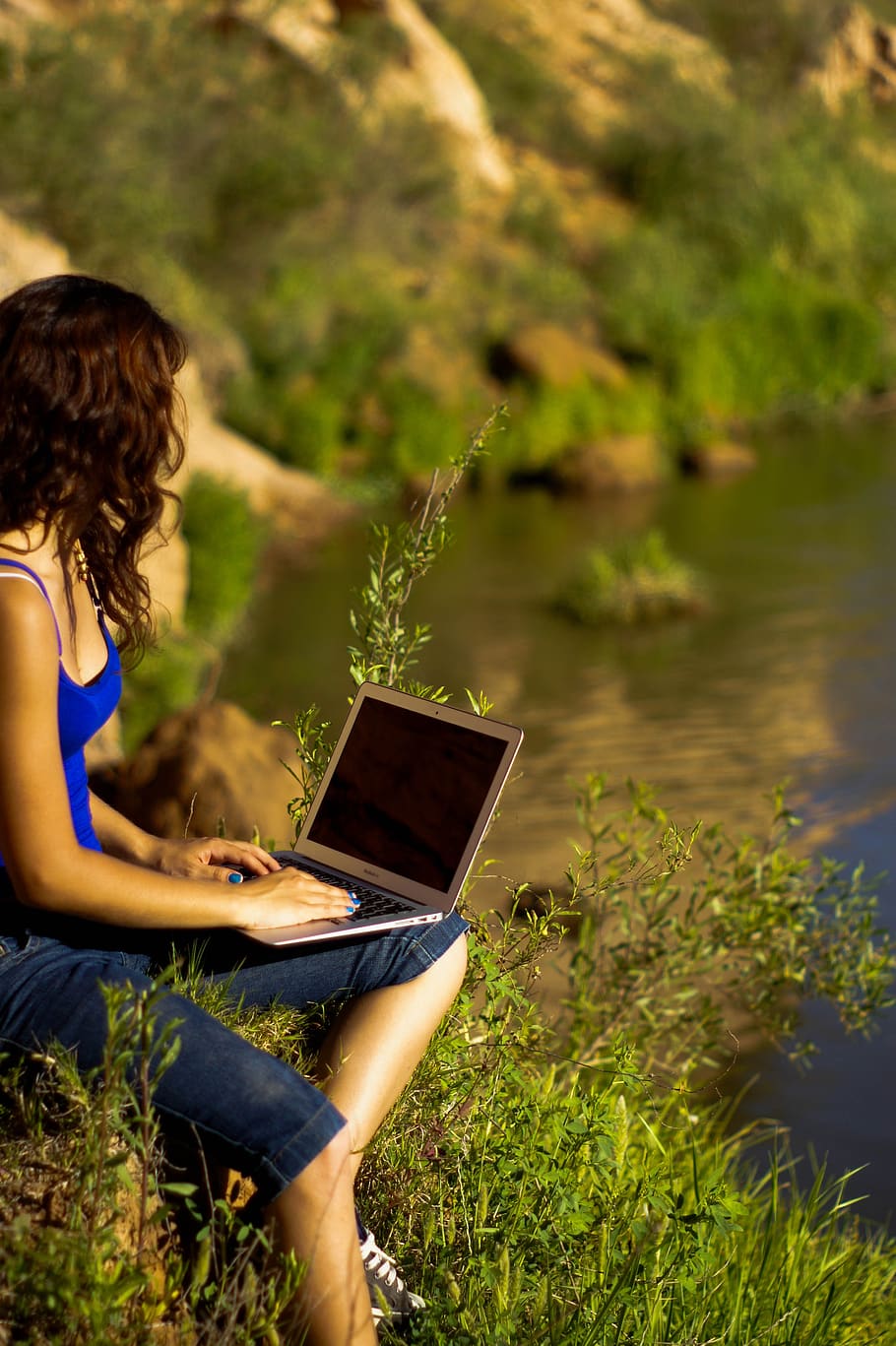 work, nature, workspace, macbook, online, laptop, green, natural, countryside, girl