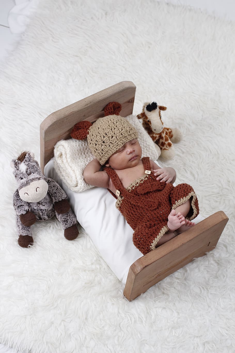 recém-nascido, bebê, traje, cama, dormindo, brinquedo, brinquedo de pelúcia, vista de alto ângulo, representação, dentro de casa
