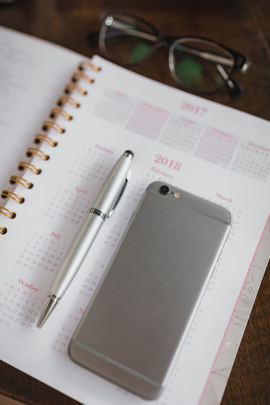 calendario rosa, calendario, cuaderno, diario, nota, escritorio, comunicación, anteojos, mesa, naturaleza muerta