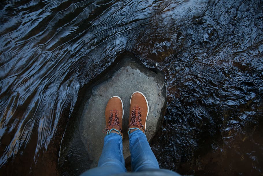 berdiri, batu, air, sepatu, celana jeans, biru, sungai, danau, laut, mengalir