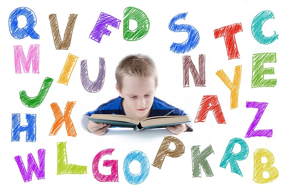 Niño Aprendiendo A Leer Con Letras Magnéticas. Educación Concepto De  Conocimiento Escolar Fotos, retratos, imágenes y fotografía de archivo  libres de derecho. Image 74000291