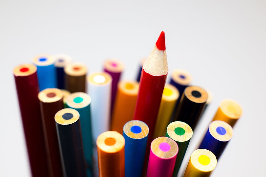 pensil warna, berbeda, menonjol, keluar dari kotak, merah, tajam, oranye, hijau, biru, kuning