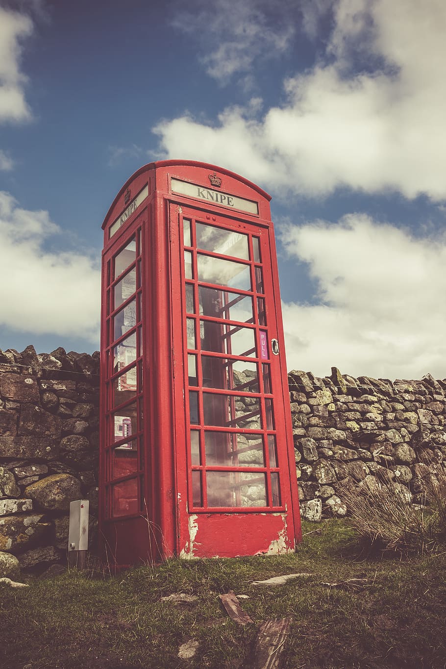 vintage, vermelho, caixa de telefone, telefone, inglaterra, pedra, parede, país, nuvens, cabine telefônica