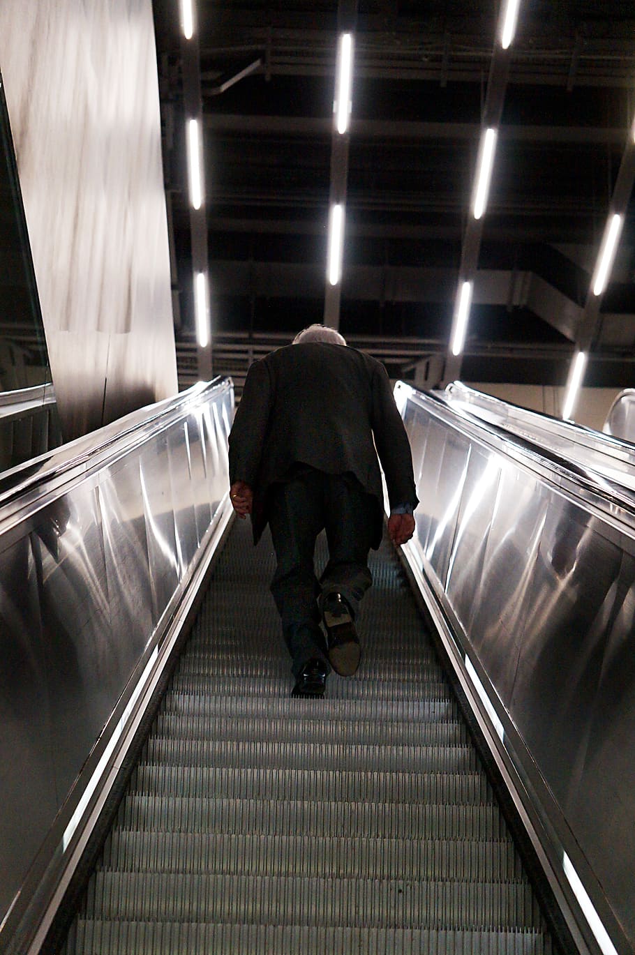 escalera mecánica, escaleras, ancianos, hombre, hombre de negocios, personas, urbano, escalera, moderno, pasos