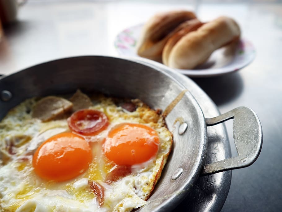 a fried egg, breakfast, food, egg, cooking, toast, plate, in the morning, a fried egg with bread, egg pan