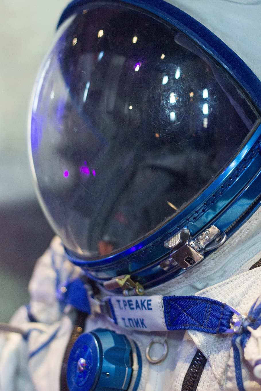 Tim Peake, Reino Unido, traje espacial, usado en la cápsula espacial Soyuz, astronauta, viaje espacial, casco espacial, reflexión, primer plano, transporte