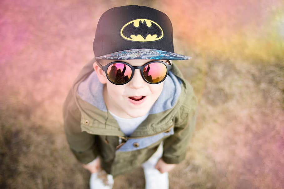 joven, niño, batman, sombrero, superhéroe, gorra, bokeh, efecto, gafas de sol, reflexión