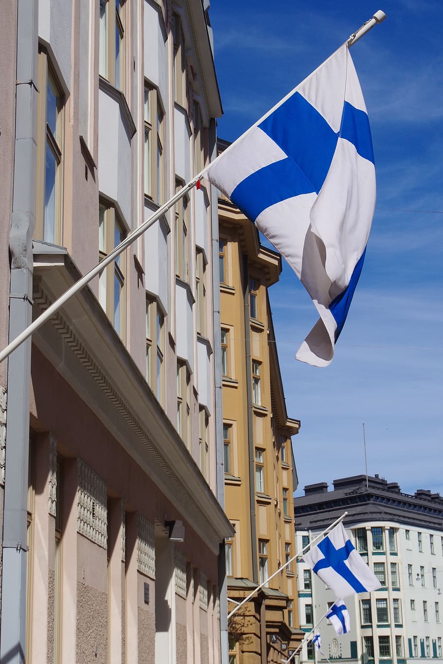 bandeira da finlândia, um dia de celebração, independência, arquitetura, exterior do edifício, estrutura construída, bandeira, patriotismo, construção, vista de ângulo baixo
