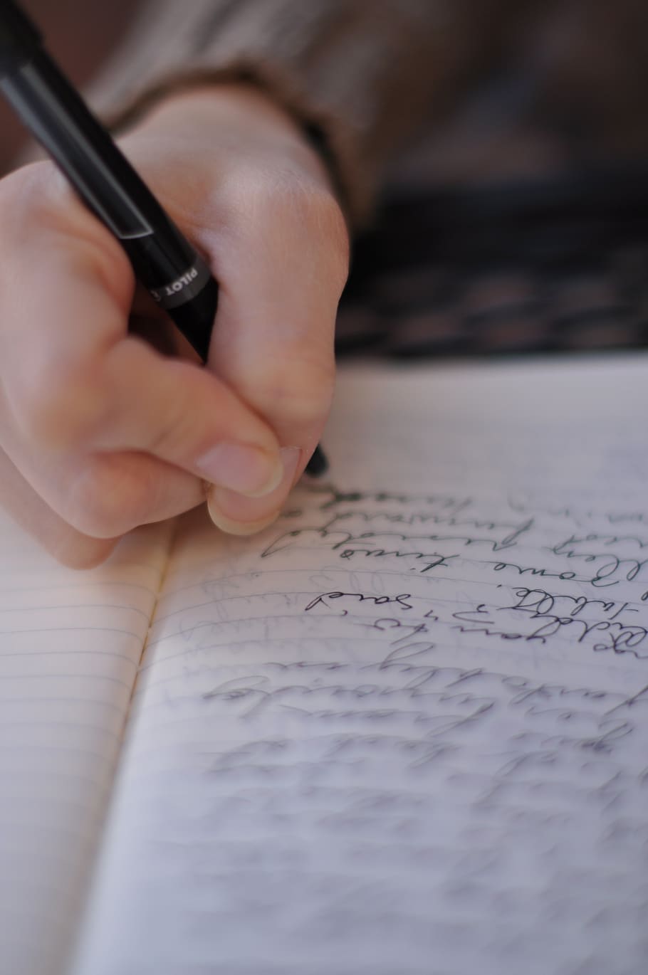 escribir, estudiar, escribir a mano, mano humana, mano, una persona, personas reales, escritura, enfoque selectivo, papel