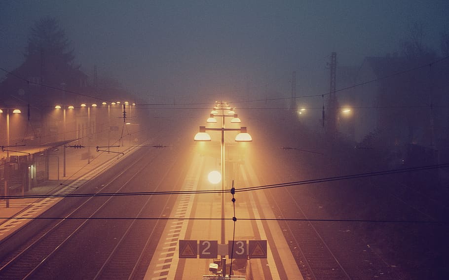 estação de trem, noite, estrada de ferro, faixas, luzes, lanternas, trilhos, trilhos de trem, trem, escuro