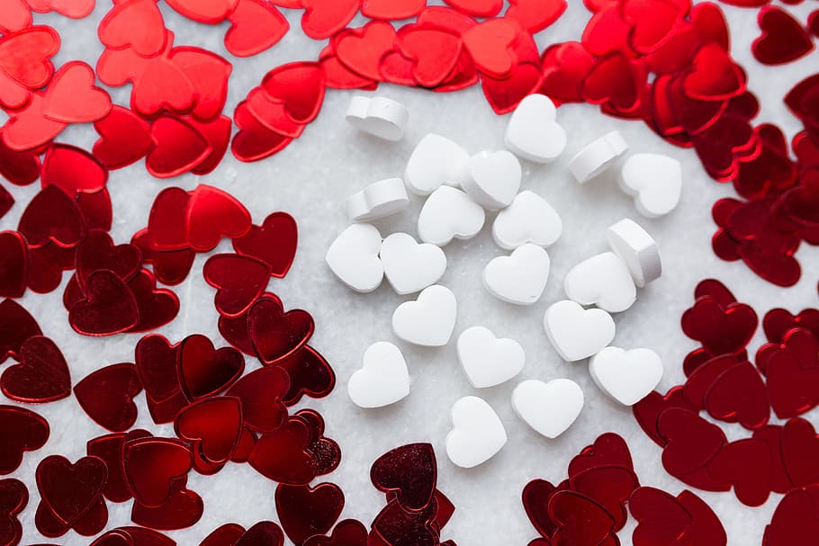 confetti foil jantung, latar belakang, cinta, merah, jantung, valentine, hari valentine, kelompok besar objek, warna putih, perayaan