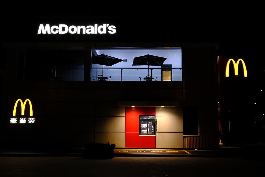 McDonald's comida rápida, varios, hamburguesa, texto, arquitectura, iluminado, comunicación, escritura occidental, letrero, estructura construida
