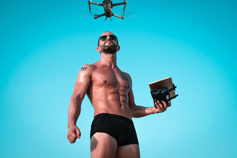 hombre, pantalones cortos, drone, músculos, fuerte, poderoso, volar, tecnología, control remoto, cuchillas