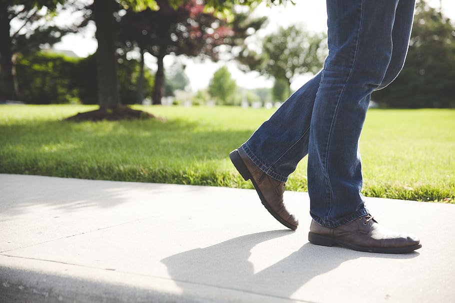 homem, pernas, pés, sapatos, caminhada, masculino, pessoa, ao ar livre, passeando, jeans