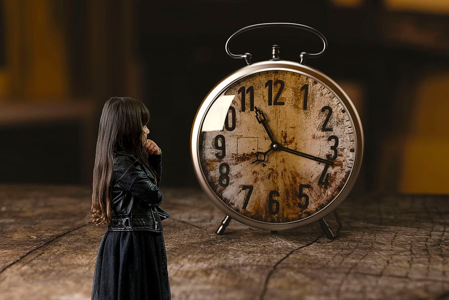 relógio, menina, criança, pensativo, esperar, impaciente, tempo, viver, retrô, mesa de madeira