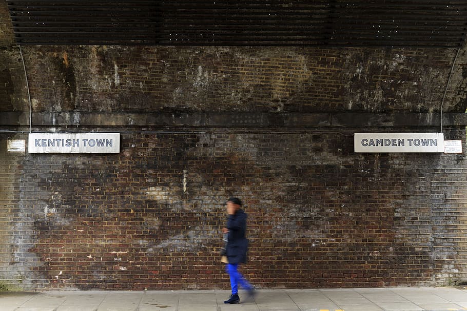 Londres, Reino Unido, -, 21 de agosto de 2017, peosón no identificado, caminatas, paso subterráneo, Camden, ciudad kentish, tomadas