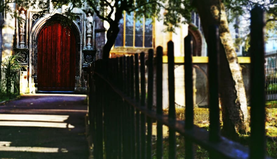 Iglesia, camino, puerta, luz del sol, cerca, metal, acero, rojo, árbol, planta