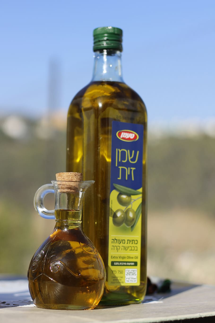 oliva, aceite, en botella y jarra, botella, contenedor, enfoque en primer plano, vidrio - material, comida y bebida, primer plano, refresco