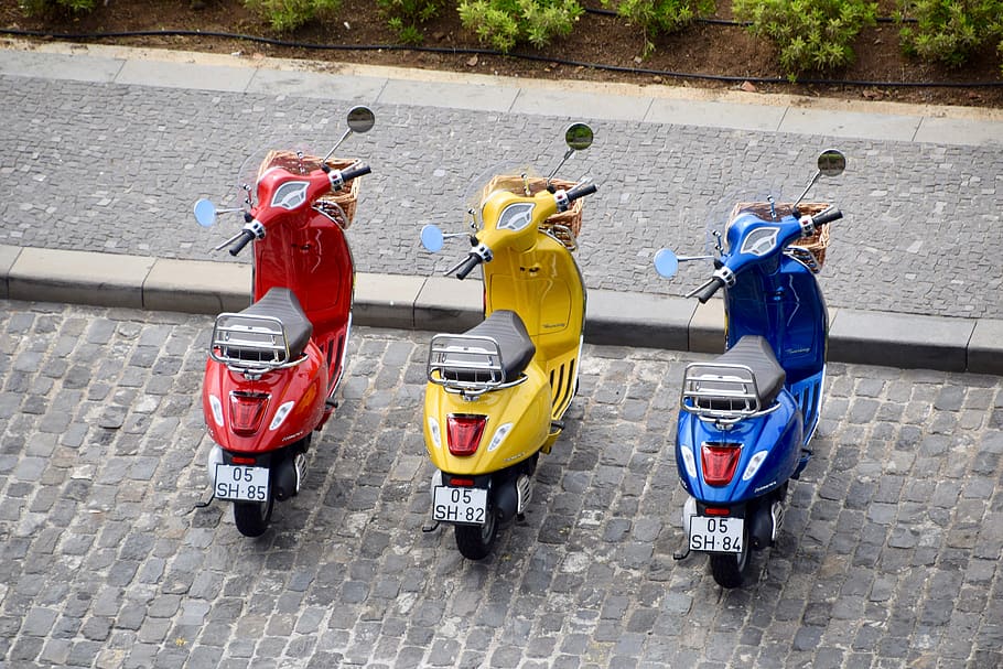 moped, skuter, vespa, piaggio, sepeda motor, sepeda, merah, kuning, biru, tiga