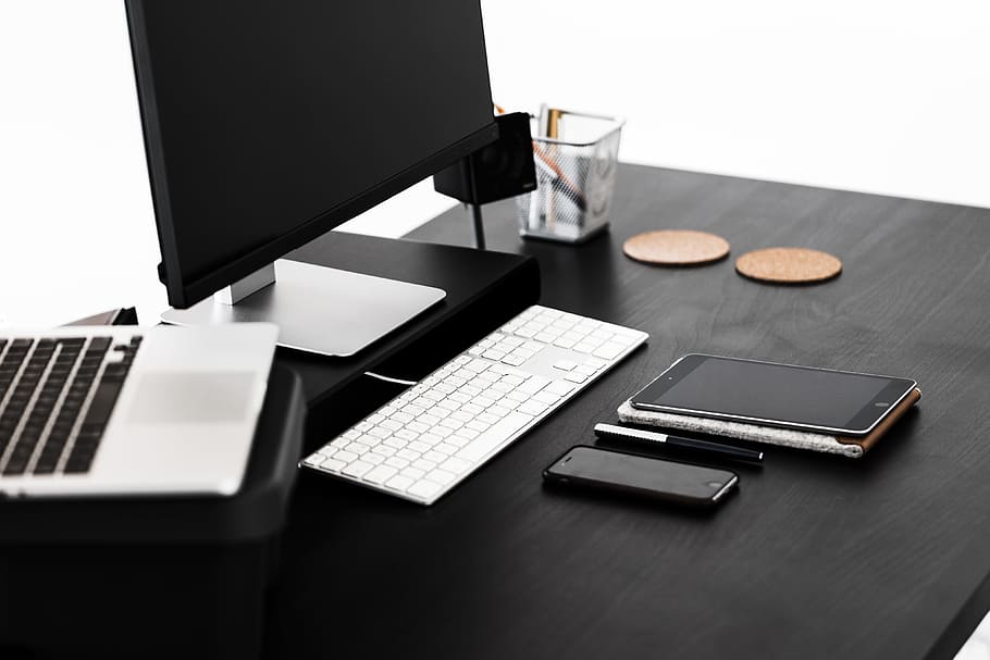 negro, moderno, escritorio minimalista, negocios, limpio, diseñador, escritorio, pantalla, equipo, oficina en casa