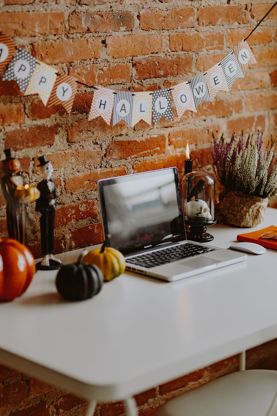 стол, ноутбук, &, украшения на хэллоуин, хэллоуин, кирпич, кирпичная стена, осень, рабочее пространство, рабочее место