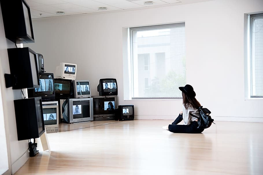 woman, watching, television, multiple, old, ctr, minimal, house, home, wood