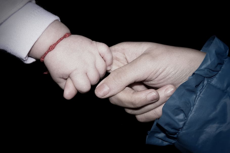 mão, segure, pai, relação, amor, criança, mão humana, parte do corpo humano, fundo preto, duas pessoas