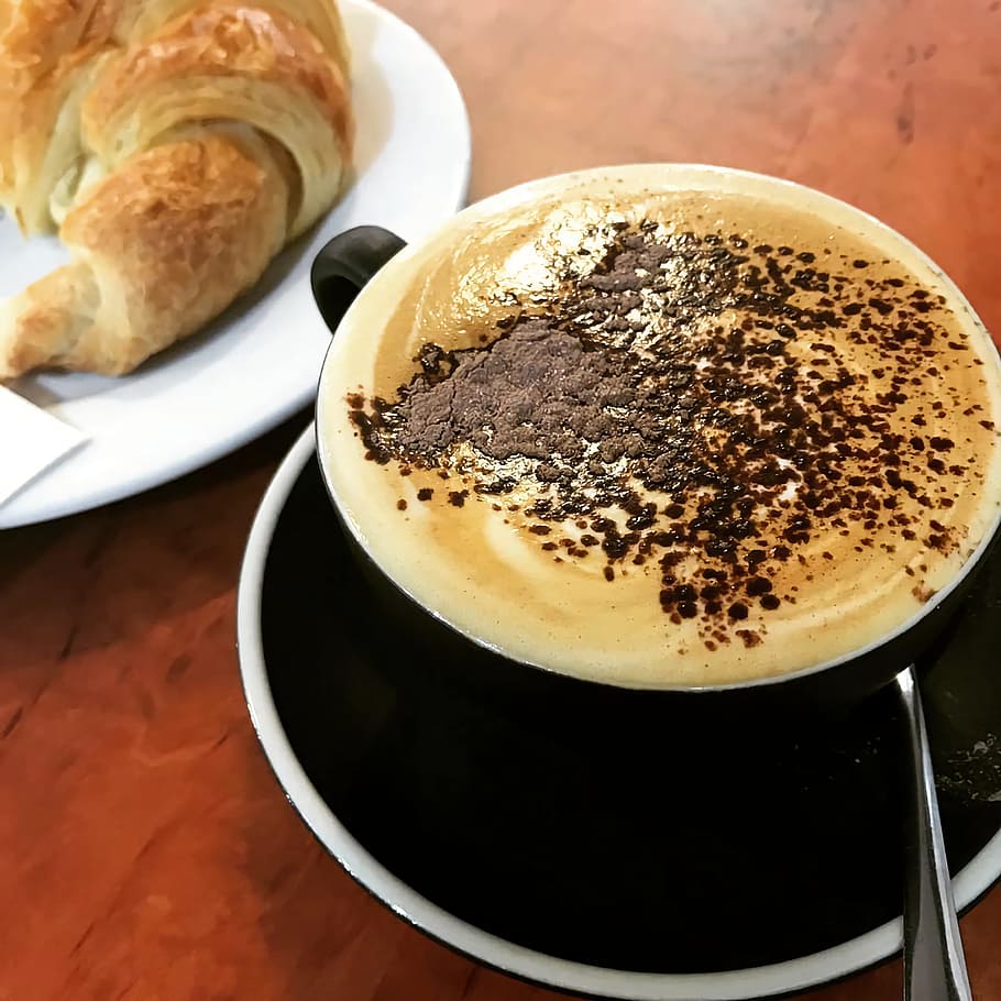 café e café da manhã, uma xícara, xícara preta, café da manhã, cappuccino, chocolate, chocolate em pó, café, xícara de café, tempo do café
