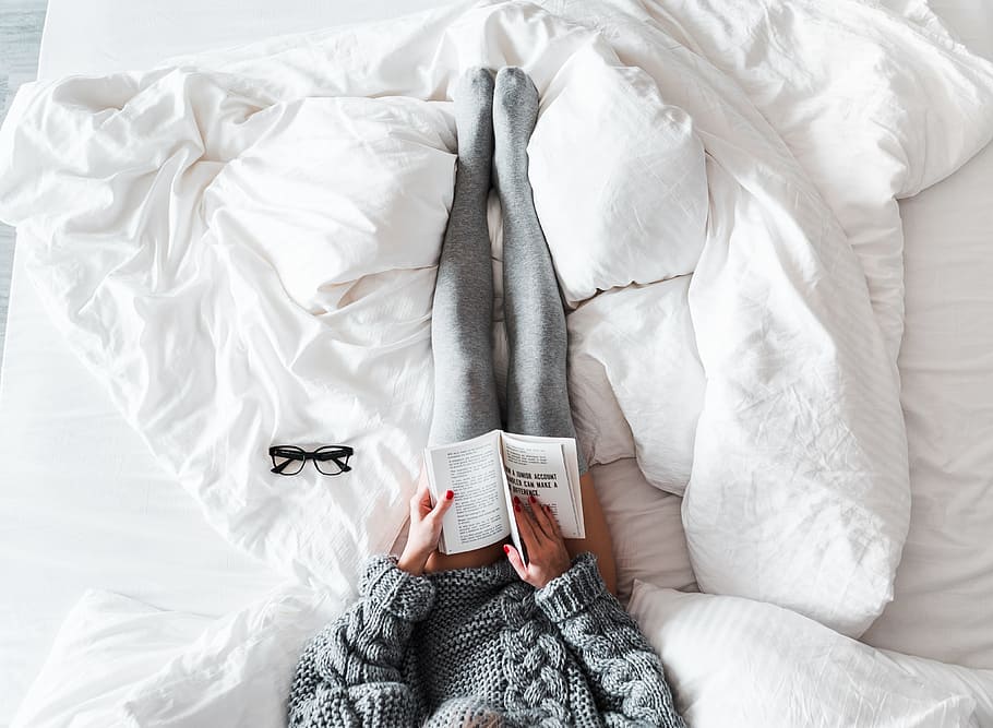 mulher lendo, livro, cama, sozinho, outono, quarto, livros, relaxar, frio, menina