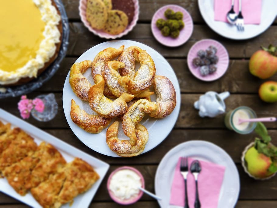panel de café, kaffeeklatsch, pastel, pasteles, hojaldre, croissant, celebrar, invitación, fiesta, cumpleaños