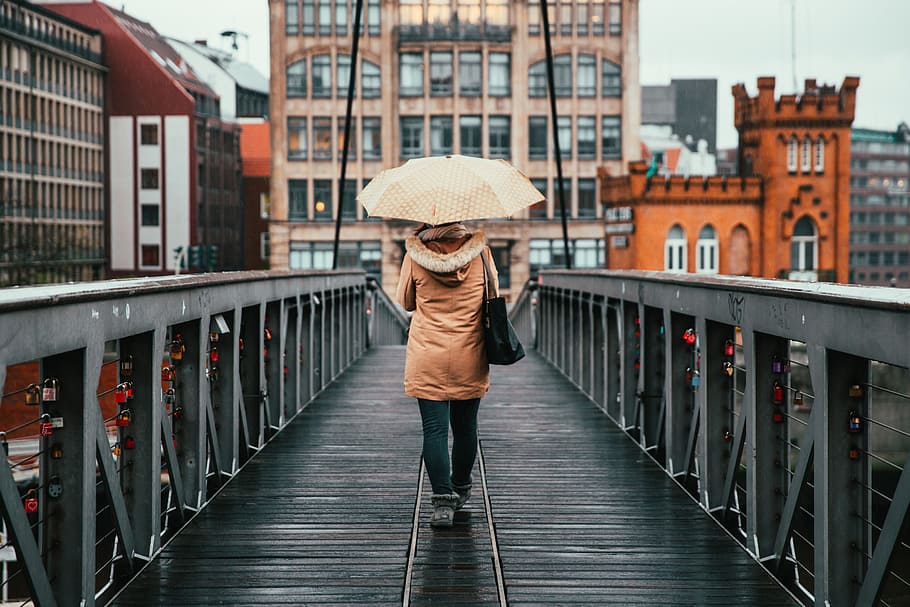 wanita, memegang, payung, berjalan, jembatan, hujan, hari, tas, sepatu bot, berawan