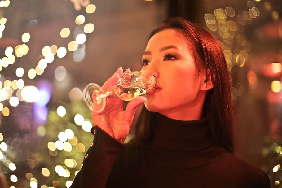 jovem, mulher adulta, bebendo vinho, luzes de natal bokeh, em torno de, 25-30 anos, asiáticos, bebidas, natal, bebida