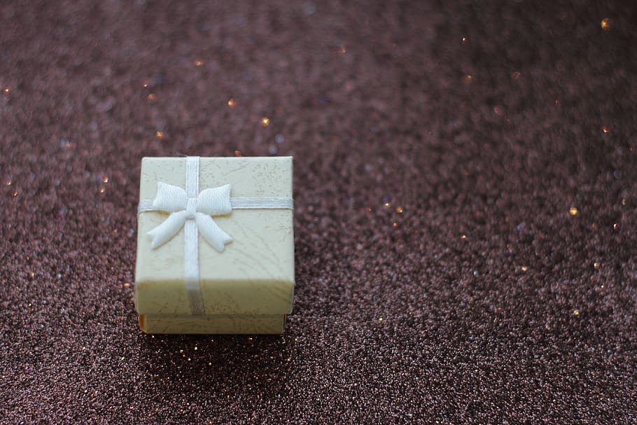 gift, box, present, christmas, ribbon, bow, birthday, celebration, holiday, white