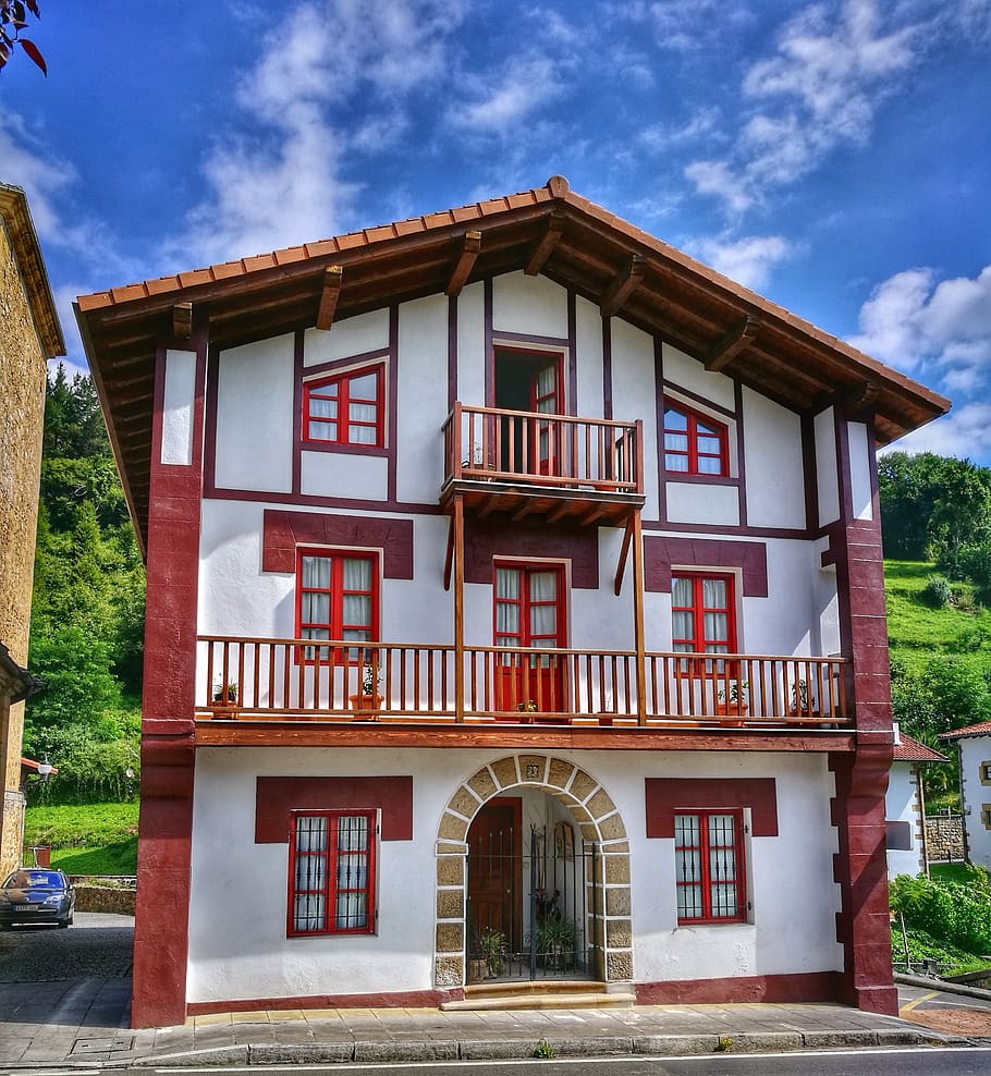 architecture, house, facade, built structure, building exterior, building, cloud - sky, sky, residential district, window