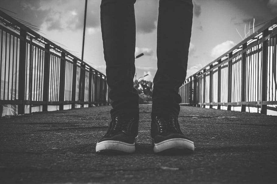 hitam dan putih, sepatu, alas kaki, perjalanan, kurus, celana jeans, celana, pagar, jembatan, struktur
