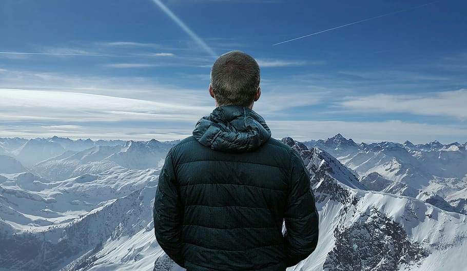 Ilustración fotográfica, hombre, de pie, arriba, montaña, nevado, picos., senderismo, deporte, lograr