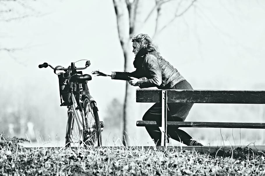 pessoa, mulher, sentado, de pé, banco, bicicleta, braço, mão, esticado, captura