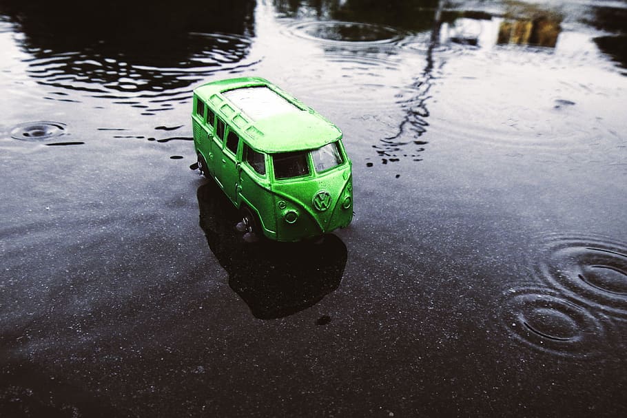camioneta verde, varios, lluvia, juguetes, agua, sin gente, naturaleza, vista de ángulo alto, día, lago