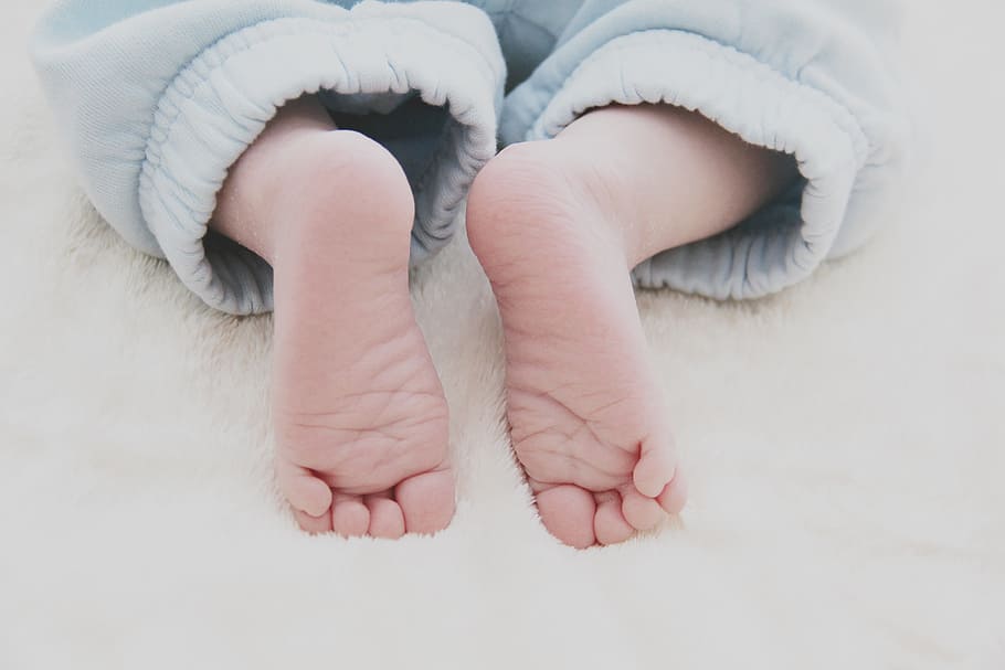 recién nacido, bebé, pies, niño, pequeño, dedos de los pies, pie, pijama, parte del cuerpo humano, parte del cuerpo