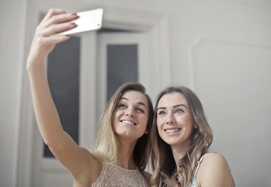 wanita, selfie, bersama-sama, 25-30 Tahun, Cantik, Kamera, Gadis, Bahagia, Memegang, Rumah
