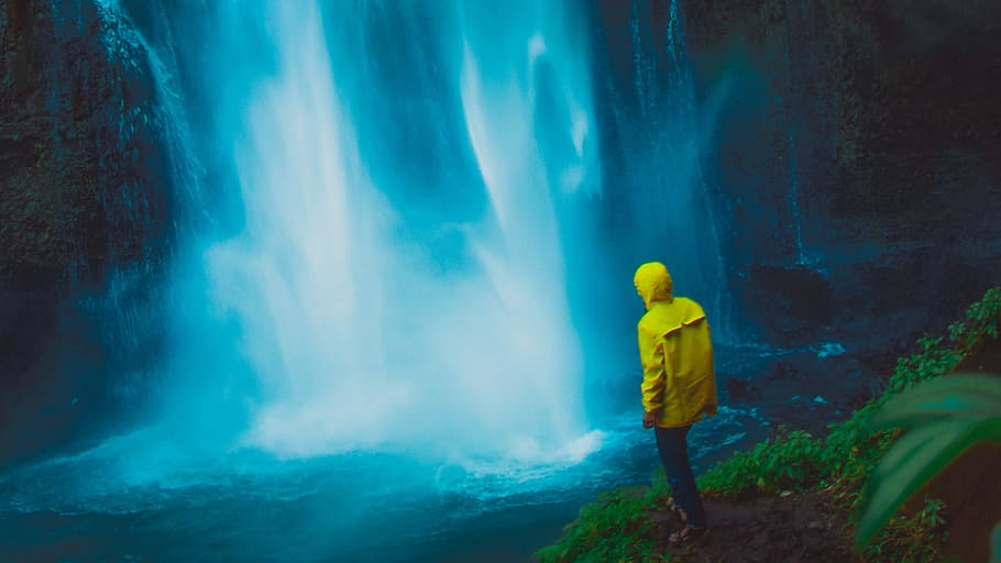 dramático, cascada, niebla, hombre, amarillo, chaqueta, impermeable, montaña, viaje, aventura